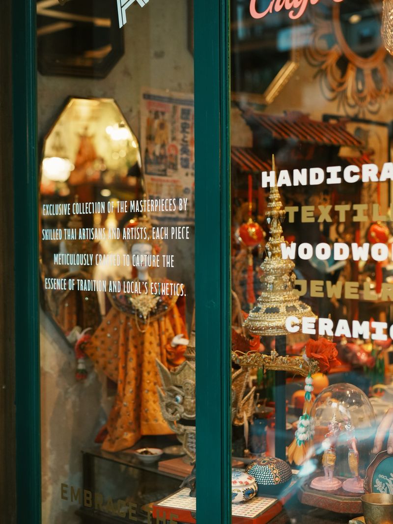 หน้าต่างร้านงานฝีมือและของฝาก จัดแสดงสินค้าทำมือ