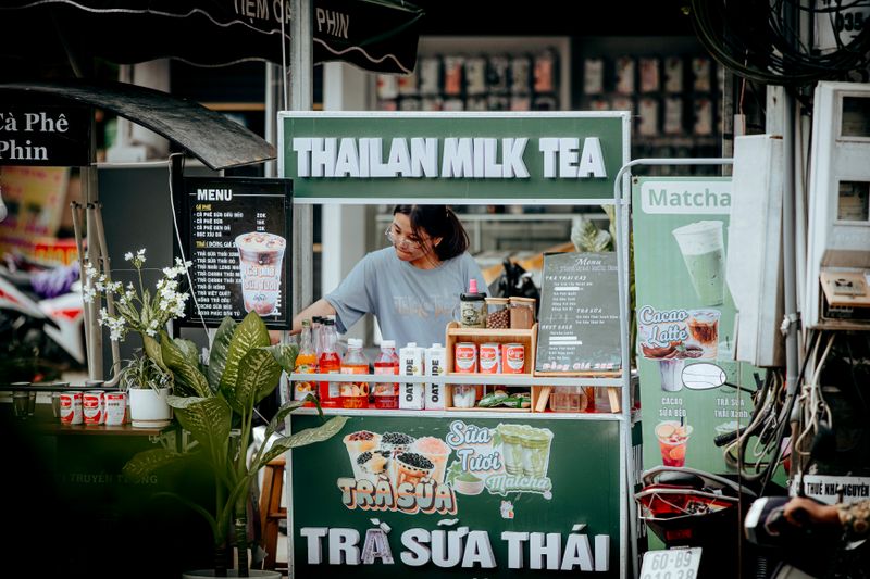 ร้านเครื่องดื่มกำลังชงชาให้ลูกค้าที่หน้าเคาน์เตอร์